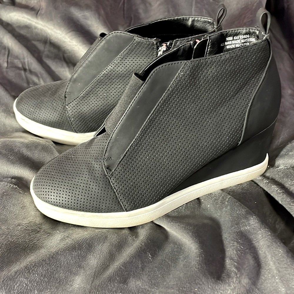 Black wedge boots
